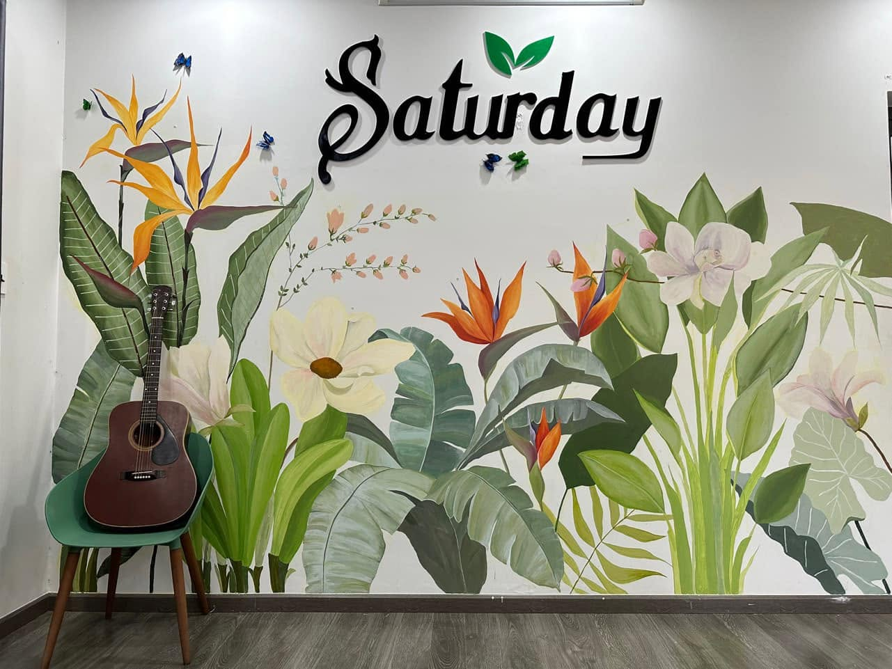 Bức tường hoa lá và cây đàn — cảm hứng của Saturday